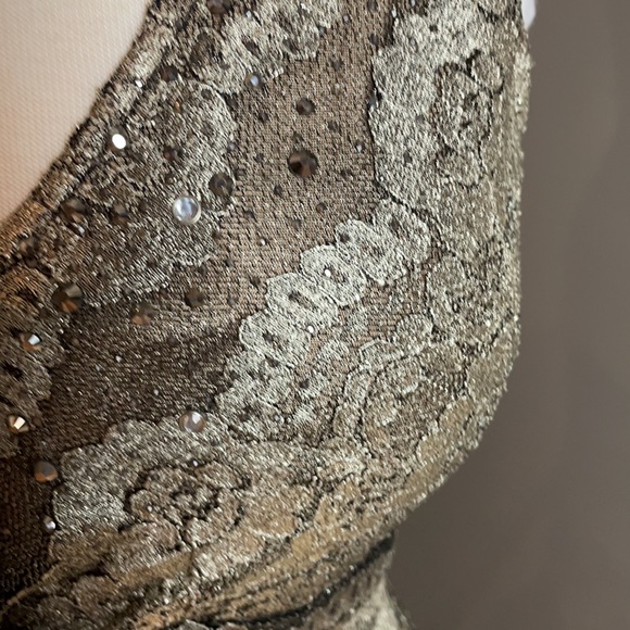 Size 4 gorgeous gold and stones gown - Picture 4 of 7